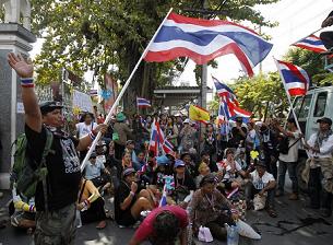 Thủ tướng Thái “hạ knock out” phe biểu tình?