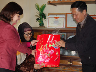 VNPT Hà Nội tặng quà Tết cho các hộ nghèo huyện Sóc Sơn