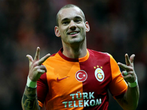Sneijder thừa nhận bị Man Utd “ve vãn”