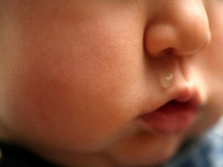Cha mẹ nên làm gì khi trẻ bị sổ mũi?