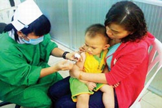 Khẩn trương tiêm vét vắc xin sởi cho trẻ dưới 2 tuổi