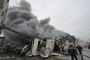  Cháy dữ dội tại nhà máy len nhuộm Hà Đông