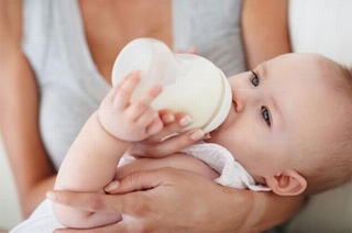 Những sai lầm khi pha sữa cho con