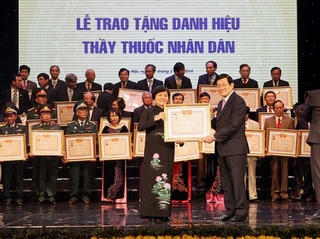 Chủ tịch nước trao tặng danh hiệu Thầy thuốc Nhân dân
