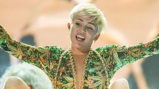 Miley Cyrus gây sốc khi &quot;cởi toàn bộ&quot;