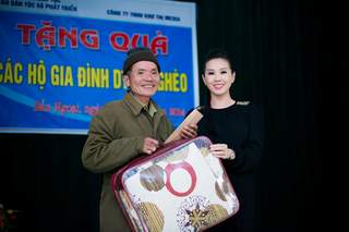Hoa hậu Thu Hoài tặng quà cho người dân tộc thiểu số