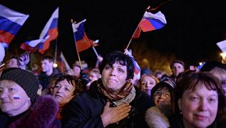 Được về với Nga, dân Crimea ào ra đường ăn mừng