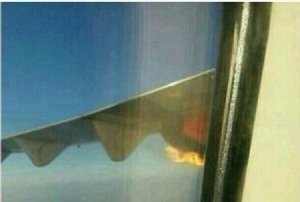 Máy bay Malaysia bốc cháy giữa trời