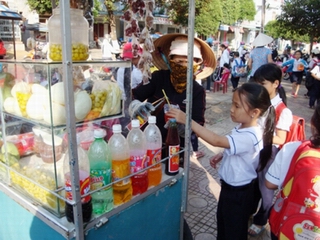 Hà Nội:: Giám sát chất lượng thức ăn đường phố tại các trường học