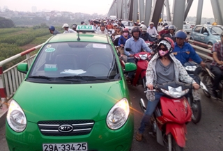 Hà Nội cấm taxi qua cầu Chương Dương giờ cao điểm