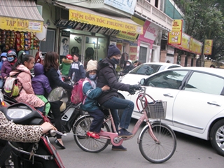 Điều không bình thường trên đường phố Hà Nội
