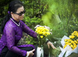 Khánh Ly xúc động bên mộ Trịnh Công Sơn