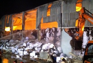 Lửa cháy dữ dội, thiêu rụi nhà máy giấy tại Bắc Ninh