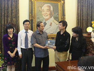 Bộ Thông tin & Truyền thông trao tặng sách ảnh cho gia đình Đại tướng Võ Nguyên Giáp