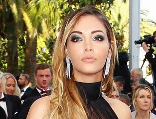 Người mẫu Pháp lộ ngực trên thảm đỏ Cannes