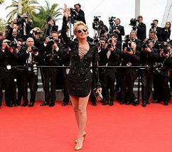 Sharon Stone diện váy &quot;quên quần&quot; tại Cannes