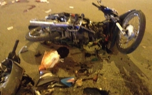 Hà Nội: Hai xe máy đâm nhau vỡ nát, 4 người nhập viện
