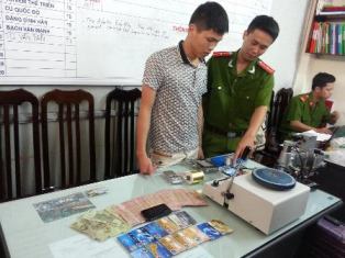 Tội phạm mới: Người nước ngoài rút tiền bằng thẻ ATM giả