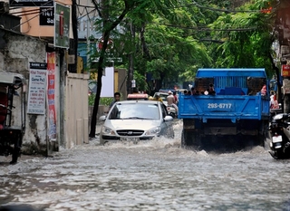 Hà Nội: Mưa lớn lại gây ngập lụt
