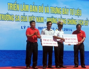 VNPT trao tặng gần 500 triệu đồng cho các chiến sỹ, người dân huyện đảo Lý Sơn