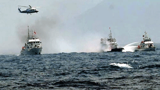 Tàu Trung Quốc trưng khẩu hiệu chung sống hòa bình với Việt Nam