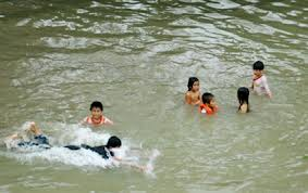 Mùa hè: Nguy cơ đuối nước luôn rình rập trẻ em