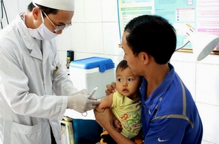 Trẻ dưới 14 tuổi được tiêm vắc xin sởi - rubella miễn phí