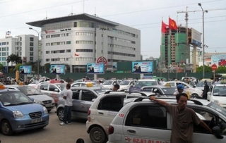 Hà Nội: Thanh tra giao thông đứng tên taxi “dù”