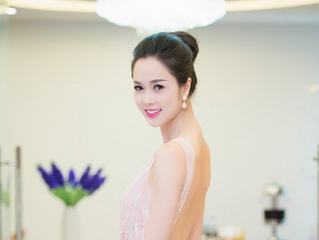  Top 5 Hoa hậu Việt Nam 2012 khoe lưng trần trắng muốt