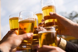Cấm bán rượu bia sau 22 giờ: Liệu có khả thi?