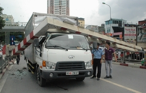 Xe biển ngoại giao gây tai nạn khiến 2 người bị thương