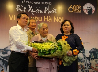 Nhà nghiên cứu 100 tuổi nhận Giải thưởng Lớn Vì tình yêu Hà Nội