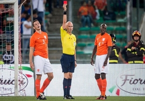 UEFA cân nhắc bỏ phạt &quot;thẻ đỏ&quot; trong bóng đá!
