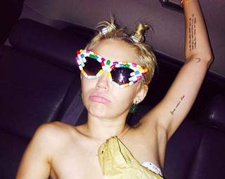 Miley Cyrus: Kín mặt nhưng hở hết cả ngực