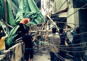 Hà Nội:Giàn giáo công trình xây dựng bất ngờ đổ sập