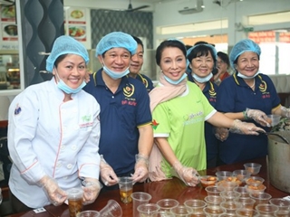 Đông đảo nghệ sĩ tham gia nấu cơm cho người nghèo tại bệnh viện