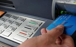 &quot;Bắt tại trận&quot; người nước ngoài dùng thẻ ATM giả