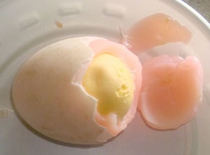 Thực hư trứng luộc có màu lạ