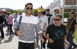Sergio Ramos khuyên Pique nên rời Barcelona