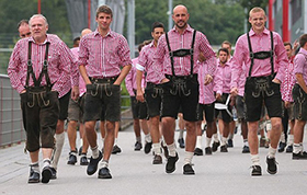  Các cầu thủ Bayern ngất ngưởng dự lễ hội bia