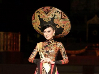 Người đẹp “thi chui” bất ngờ đoạt giải Trang phục dân tộc đẹp nhất