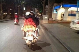 Chuyện &quot;yêu đương&quot; trên xe máy của người Hà Nội