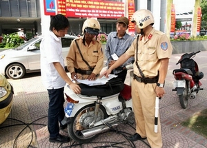“Cài bẫy” cảnh sát giao thông bị xử lý thế nào?