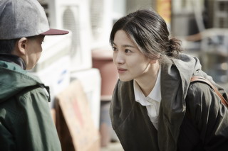 Song Hye Kyo đầu bù tóc rối khi “lên chức”... Mẹ