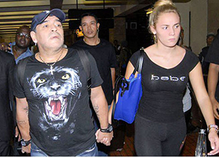  Sốc: Clip chứng minh Maradona đánh bạn gái cũ