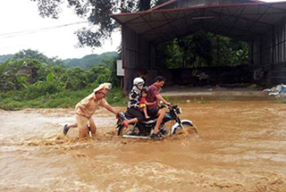  CSGT lội nước đẩy xe giúp dân