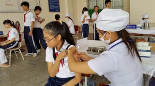 Học sinh ngất xỉu theo dây chuyền sau khi tiêm vắc xin