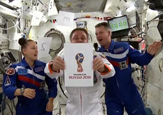  Các phi hành gia Nga công bố logo World Cup 2018