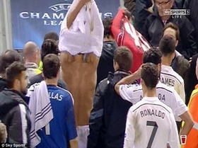 Casillas gạ Balotelli đổi áo, trêu ngươi Liverpool!