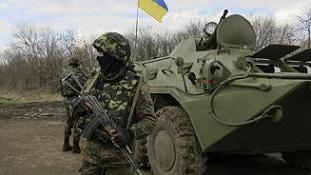 Ukraine và Nga rầm rập điều động quân